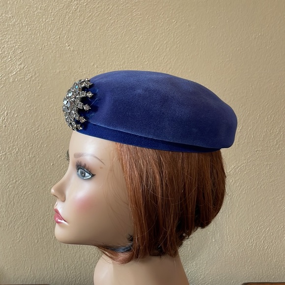 Vintage cobalt blue velour beret style hat with statement rhinestone pin - Picture 2 of 14